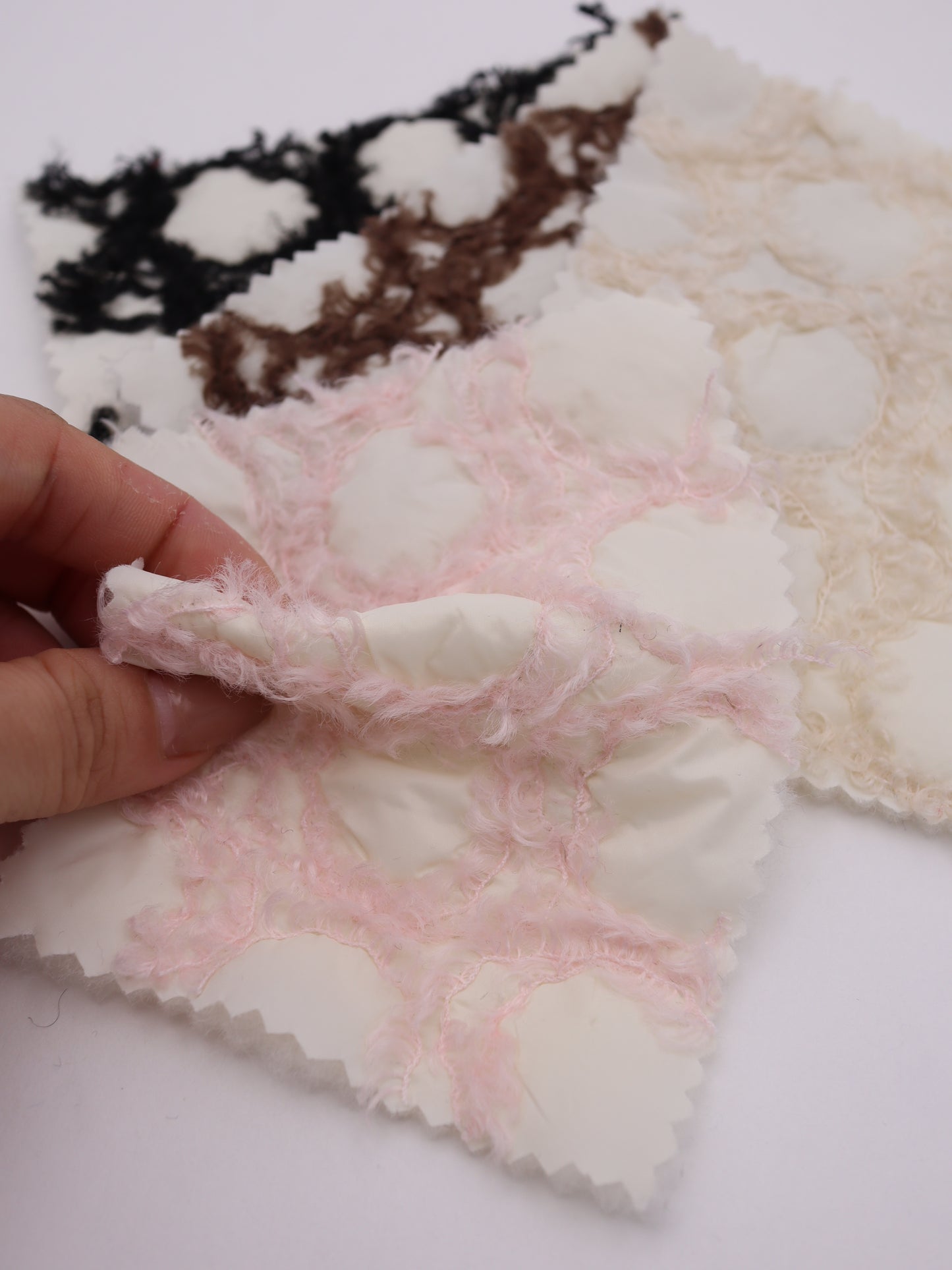 幾何柄フリンジヤーン刺繍キルティング中綿タフタ｜【生地幅】約101センチ 【混率】表地：ポリエステル100％｜ドッグウエア・KIDSウエア・アウター・雑貨向き｜26AW-218