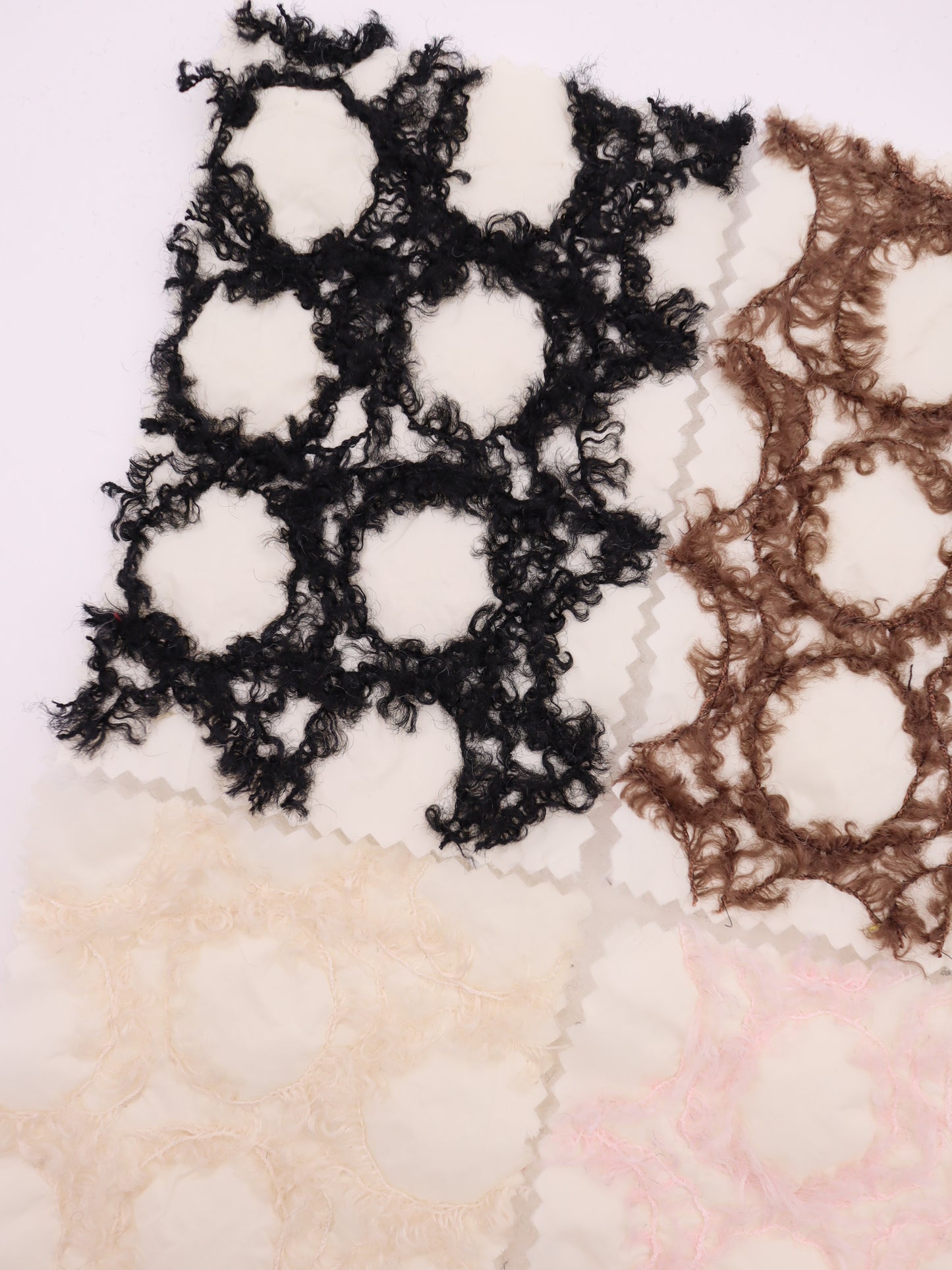幾何柄フリンジヤーン刺繍キルティング中綿タフタ｜【生地幅】約101センチ 【混率】表地：ポリエステル100％｜ドッグウエア・KIDSウエア・アウター・雑貨向き｜26AW-218