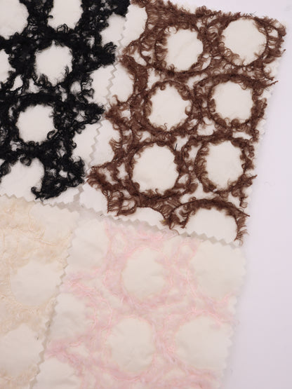 幾何柄フリンジヤーン刺繍キルティング中綿タフタ｜【生地幅】約101センチ 【混率】表地：ポリエステル100％｜ドッグウエア・KIDSウエア・アウター・雑貨向き｜26AW-218