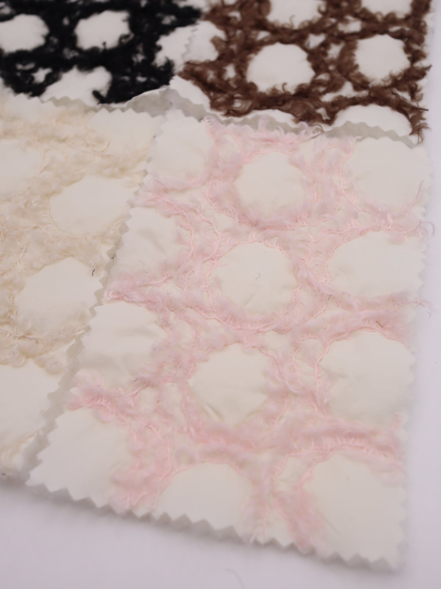 幾何柄フリンジヤーン刺繍キルティング中綿タフタ｜【生地幅】約101センチ 【混率】表地：ポリエステル100％｜ドッグウエア・KIDSウエア・アウター・雑貨向き｜26AW-218