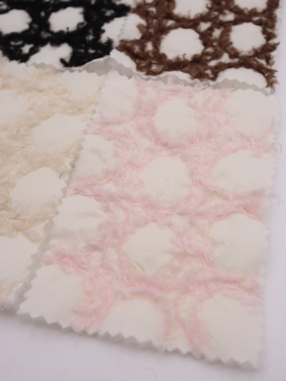幾何柄フリンジヤーン刺繍キルティング中綿タフタ｜【生地幅】約101センチ 【混率】表地：ポリエステル100％｜ドッグウエア・KIDSウエア・アウター・雑貨向き｜26AW-218