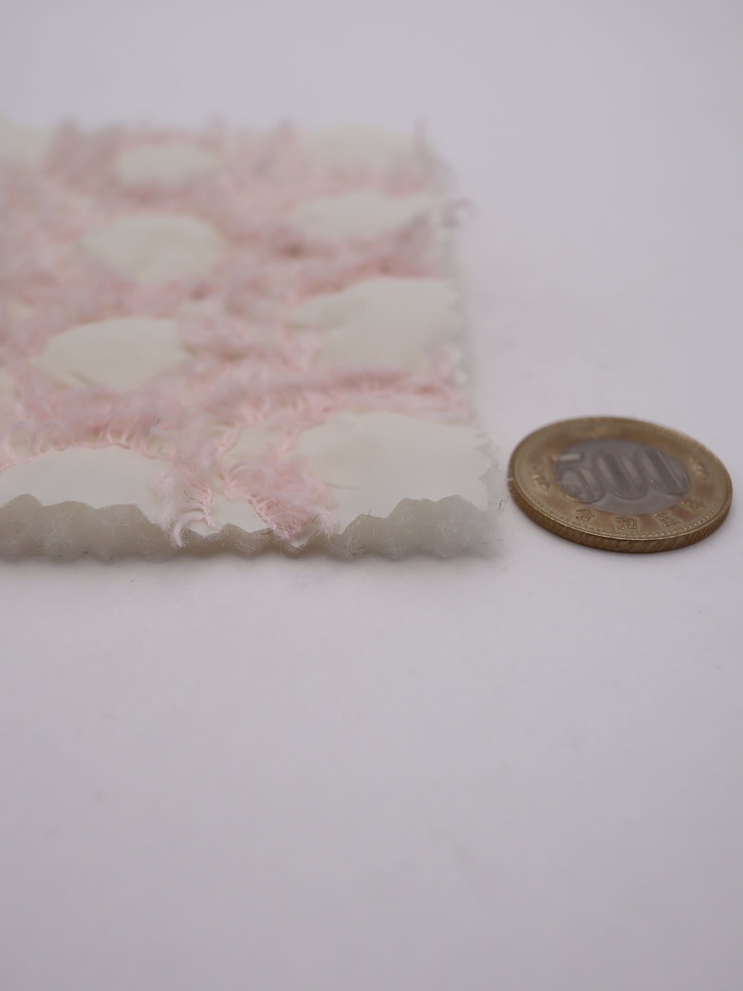 幾何柄フリンジヤーン刺繍キルティング中綿タフタ｜【生地幅】約101センチ 【混率】表地：ポリエステル100％｜ドッグウエア・KIDSウエア・アウター・雑貨向き｜26AW-218