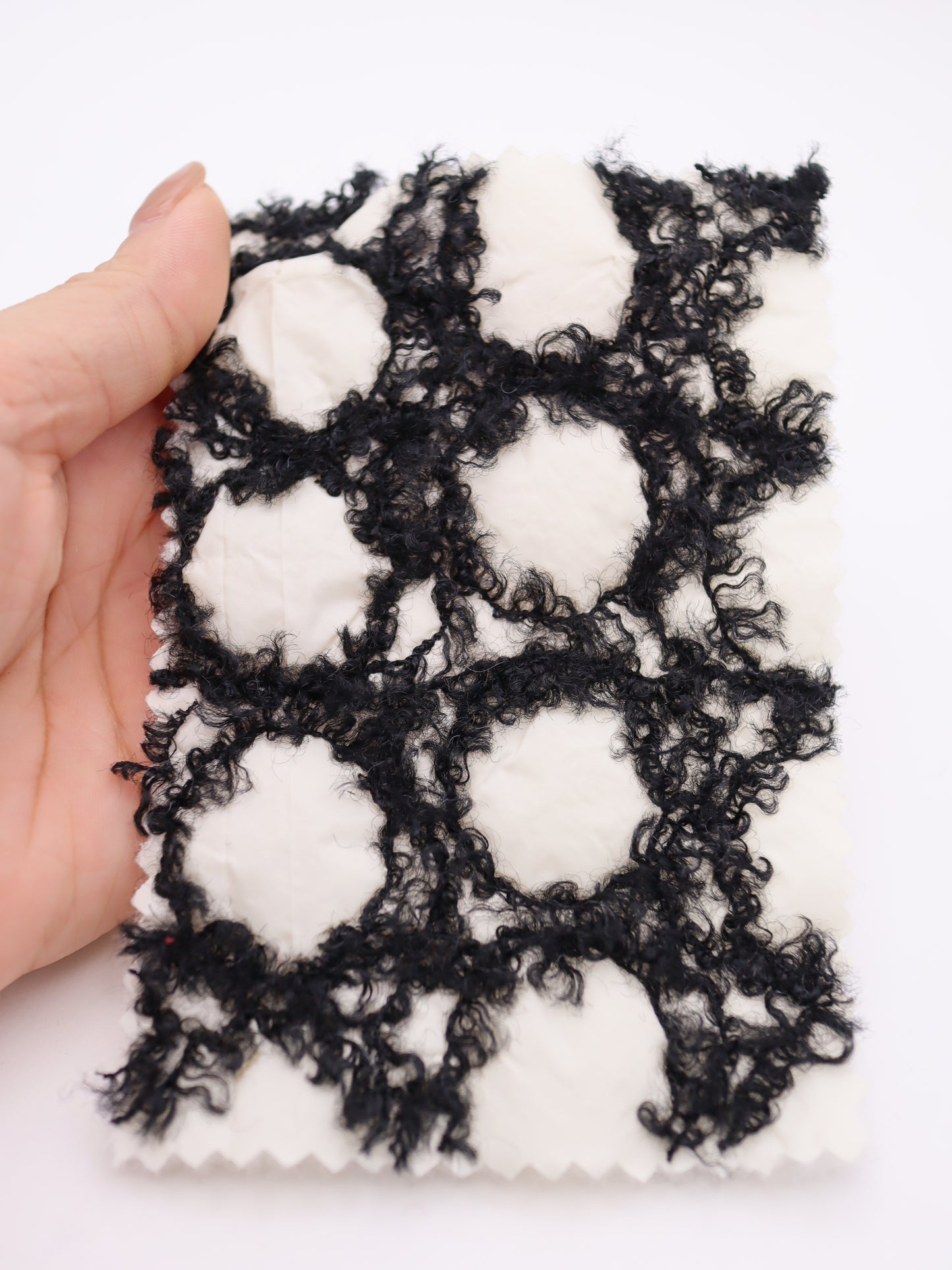 幾何柄フリンジヤーン刺繍キルティング中綿タフタ｜【生地幅】約101センチ 【混率】表地：ポリエステル100％｜ドッグウエア・KIDSウエア・アウター・雑貨向き｜26AW-218