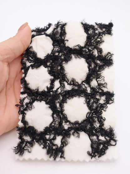 幾何柄フリンジヤーン刺繍キルティング中綿タフタ｜【生地幅】約101センチ 【混率】表地：ポリエステル100％｜ドッグウエア・KIDSウエア・アウター・雑貨向き｜26AW-218