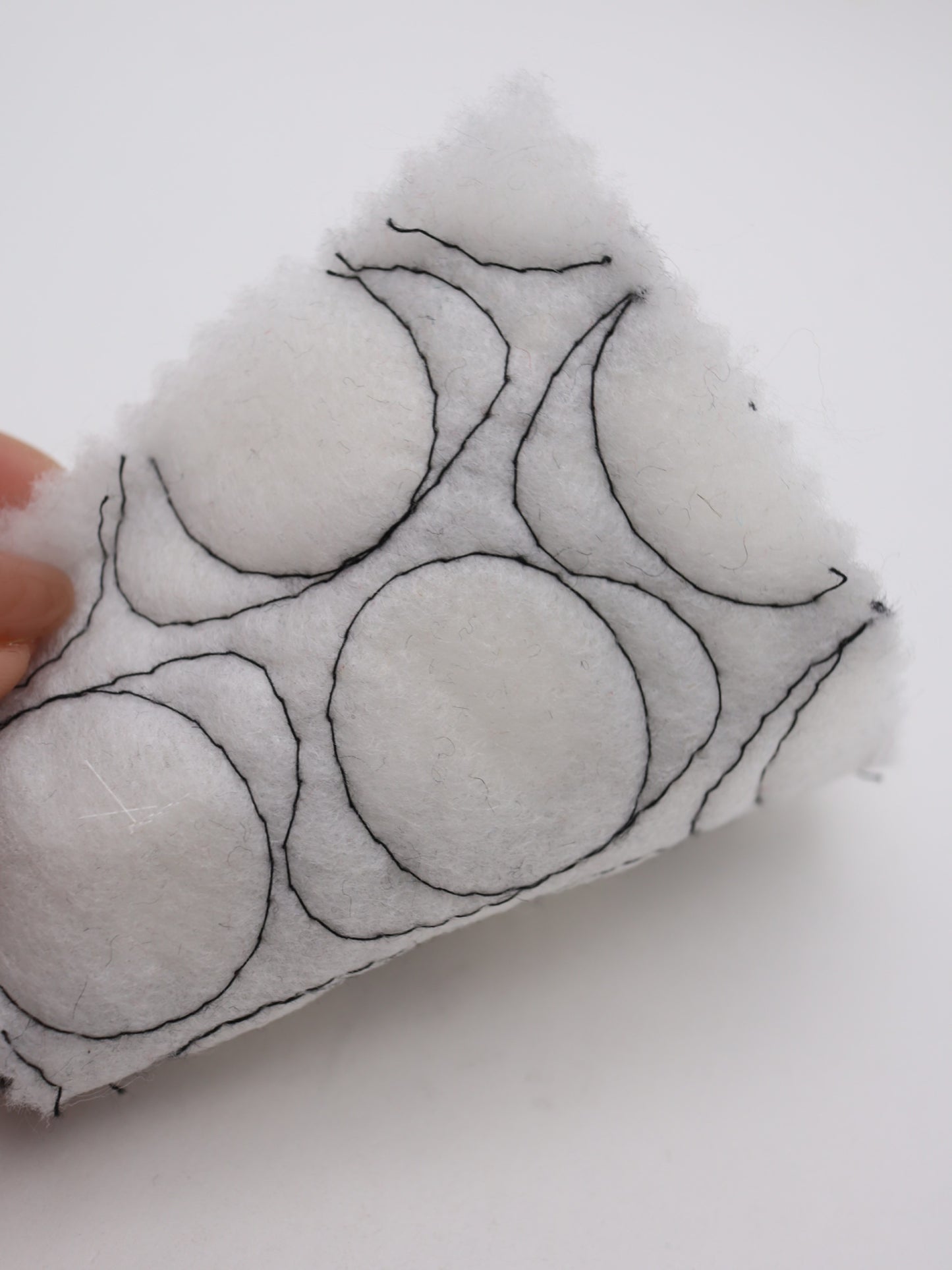幾何柄フリンジヤーン刺繍キルティング中綿タフタ｜【生地幅】約101センチ 【混率】表地：ポリエステル100％｜ドッグウエア・KIDSウエア・アウター・雑貨向き｜26AW-218