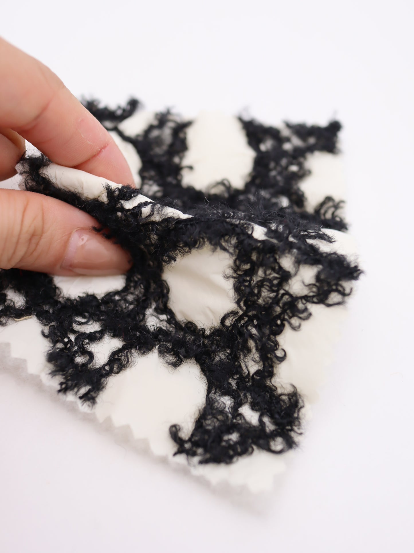 幾何柄フリンジヤーン刺繍キルティング中綿タフタ｜【生地幅】約101センチ 【混率】表地：ポリエステル100％｜ドッグウエア・KIDSウエア・アウター・雑貨向き｜26AW-218