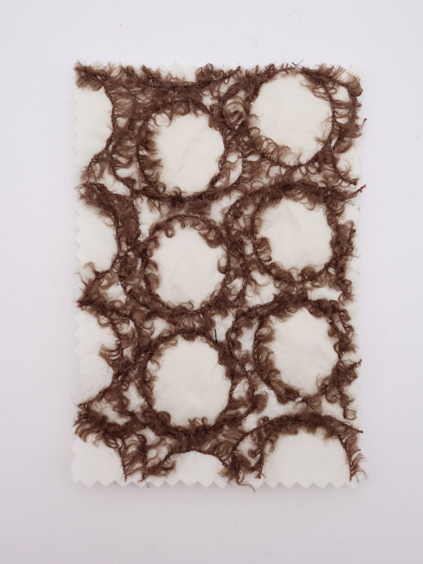 幾何柄フリンジヤーン刺繍キルティング中綿タフタ｜【生地幅】約101センチ 【混率】表地：ポリエステル100％｜ドッグウエア・KIDSウエア・アウター・雑貨向き｜26AW-218