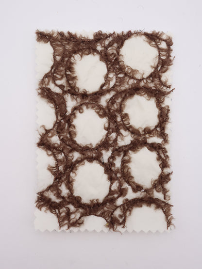 幾何柄フリンジヤーン刺繍キルティング中綿タフタ｜【生地幅】約101センチ 【混率】表地：ポリエステル100％｜ドッグウエア・KIDSウエア・アウター・雑貨向き｜26AW-218