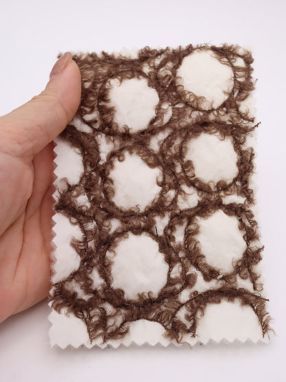 幾何柄フリンジヤーン刺繍キルティング中綿タフタ｜【生地幅】約101センチ 【混率】表地：ポリエステル100％｜ドッグウエア・KIDSウエア・アウター・雑貨向き｜26AW-218