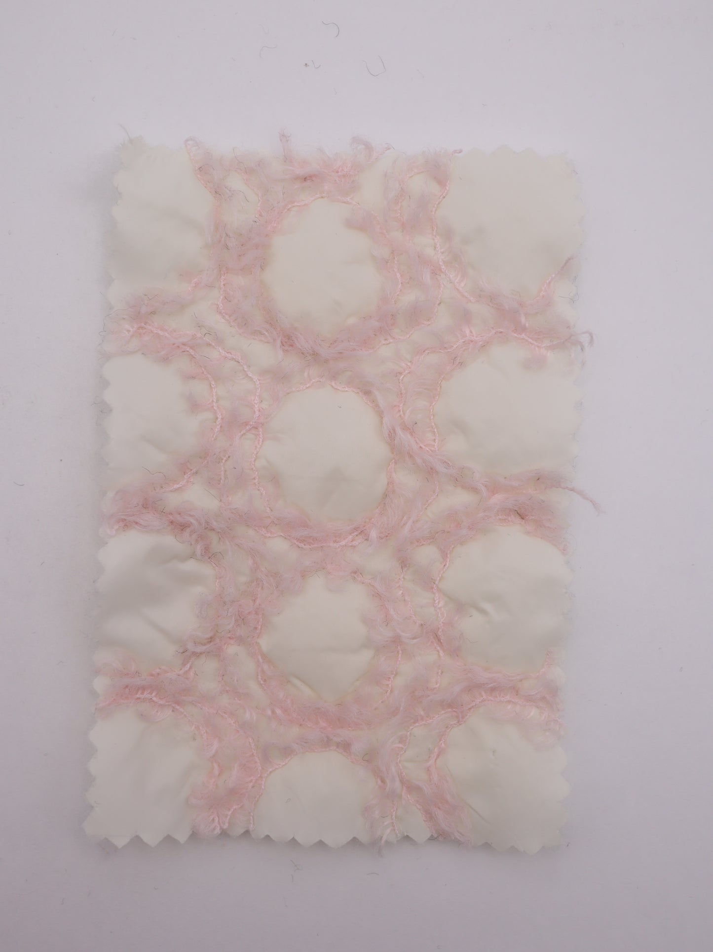 幾何柄フリンジヤーン刺繍キルティング中綿タフタ｜【生地幅】約101センチ 【混率】表地：ポリエステル100％｜ドッグウエア・KIDSウエア・アウター・雑貨向き｜26AW-218