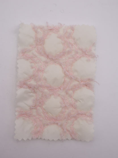 幾何柄フリンジヤーン刺繍キルティング中綿タフタ｜【生地幅】約101センチ 【混率】表地：ポリエステル100％｜ドッグウエア・KIDSウエア・アウター・雑貨向き｜26AW-218
