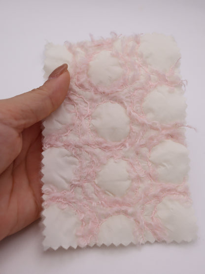 幾何柄フリンジヤーン刺繍キルティング中綿タフタ｜【生地幅】約101センチ 【混率】表地：ポリエステル100％｜ドッグウエア・KIDSウエア・アウター・雑貨向き｜26AW-218