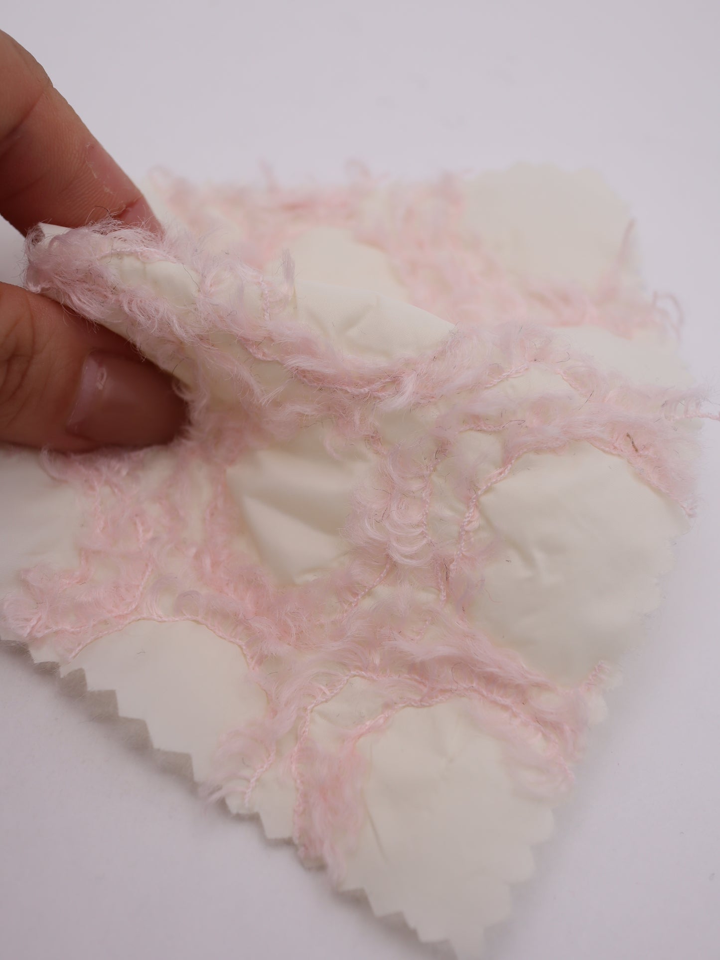 幾何柄フリンジヤーン刺繍キルティング中綿タフタ｜【生地幅】約101センチ 【混率】表地：ポリエステル100％｜ドッグウエア・KIDSウエア・アウター・雑貨向き｜26AW-218