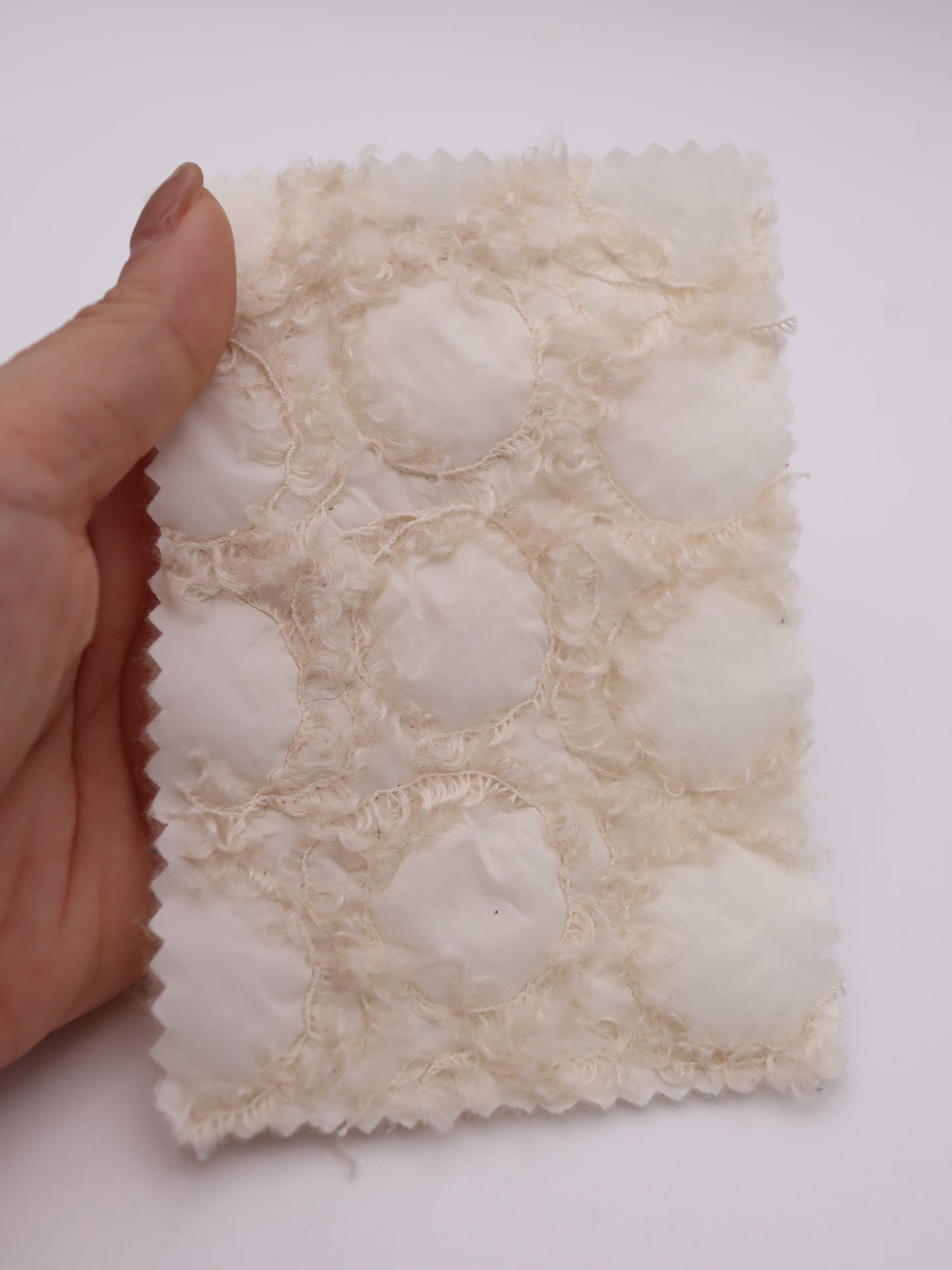 幾何柄フリンジヤーン刺繍キルティング中綿タフタ｜【生地幅】約101センチ 【混率】表地：ポリエステル100％｜ドッグウエア・KIDSウエア・アウター・雑貨向き｜26AW-218