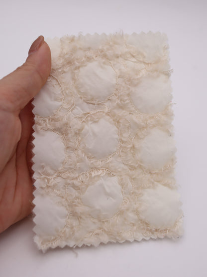 幾何柄フリンジヤーン刺繍キルティング中綿タフタ｜【生地幅】約101センチ 【混率】表地：ポリエステル100％｜ドッグウエア・KIDSウエア・アウター・雑貨向き｜26AW-218