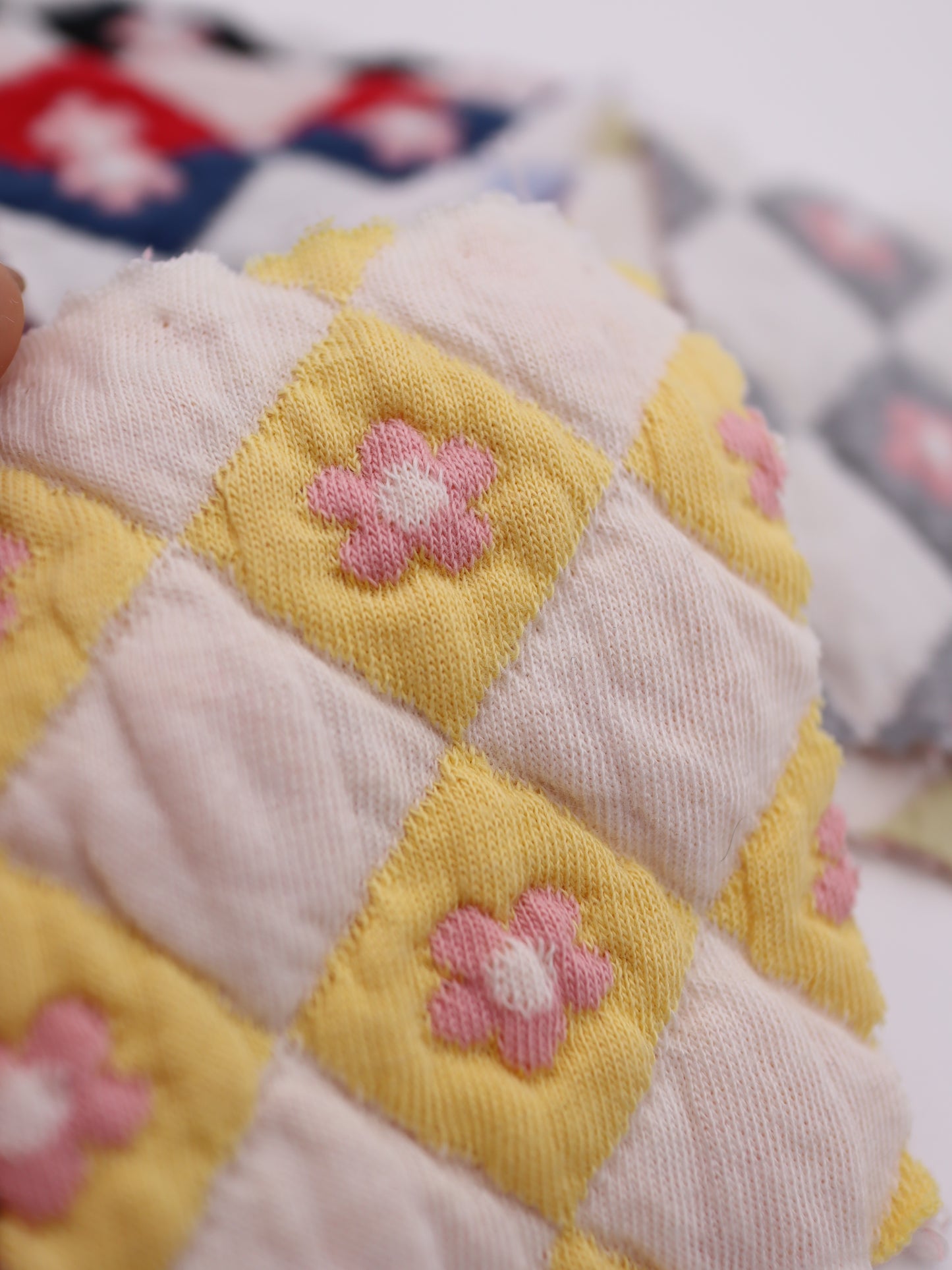 ストレッチ有り！ダイアチェック×花柄中綿キルティングニット｜【生地幅】約127センチ 【混率】表地：ポリエステル56％綿42％｜ドッグウエア・KIDSウエア・雑貨向き｜26AW-222
