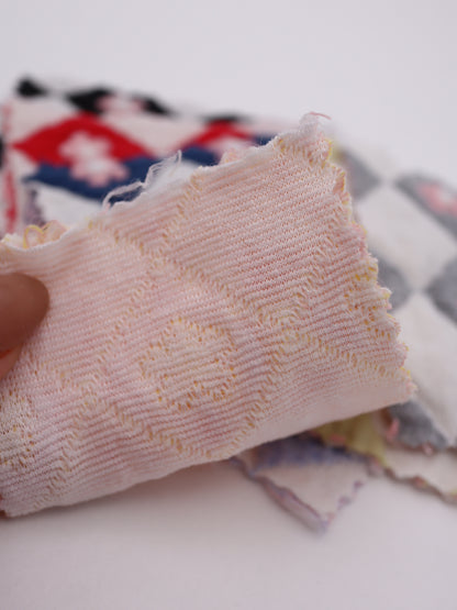 ストレッチ有り！ダイアチェック×花柄中綿キルティングニット｜【生地幅】約127センチ 【混率】表地：ポリエステル56％綿42％｜ドッグウエア・KIDSウエア・雑貨向き｜26AW-222