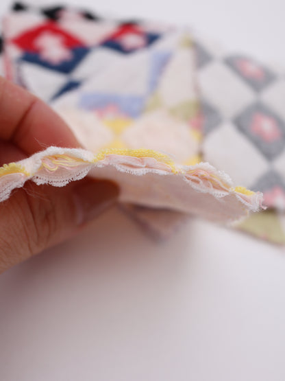 ストレッチ有り！ダイアチェック×花柄中綿キルティングニット｜【生地幅】約127センチ 【混率】表地：ポリエステル56％綿42％｜ドッグウエア・KIDSウエア・雑貨向き｜26AW-222