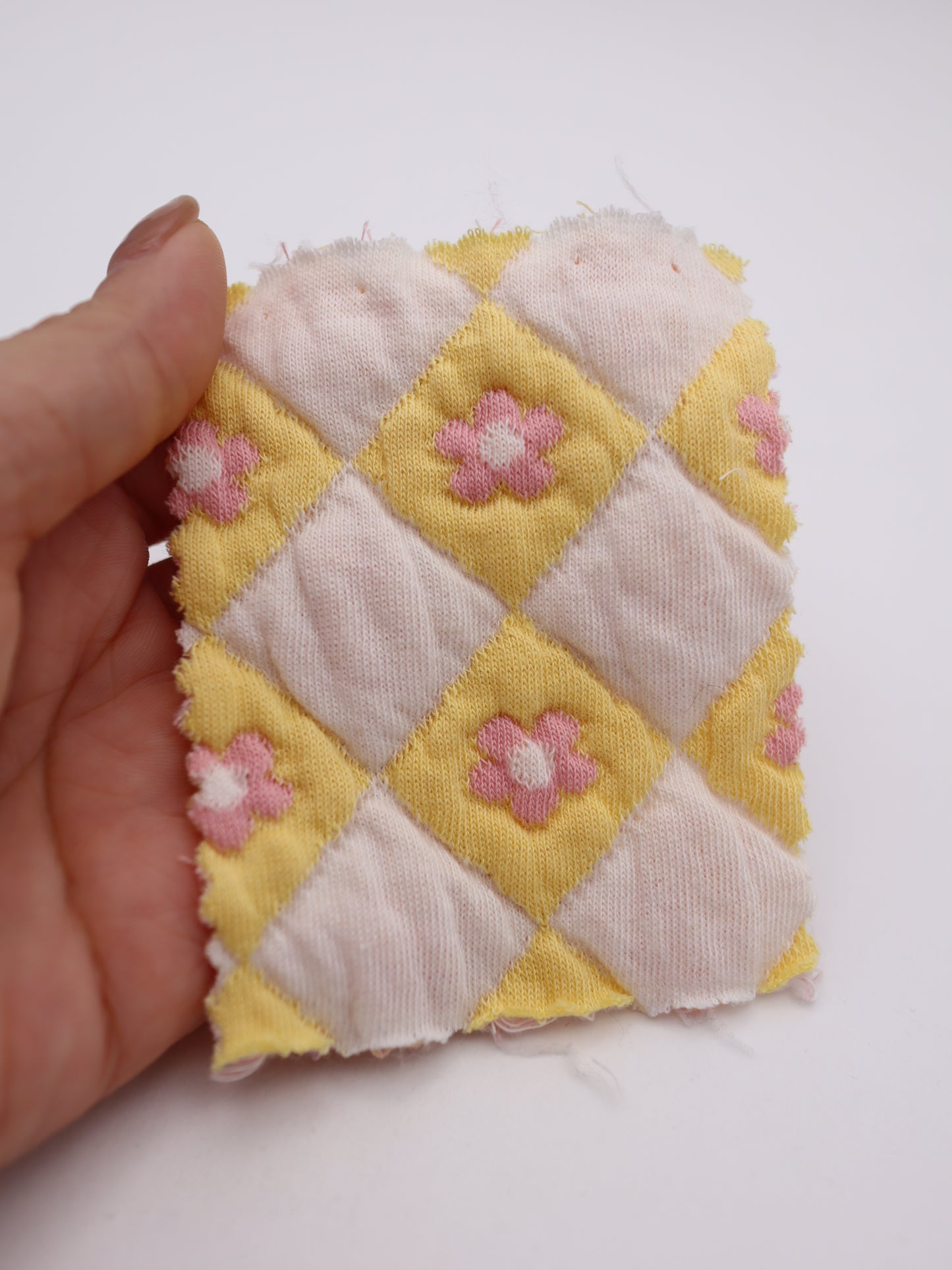 ストレッチ有り！ダイアチェック×花柄中綿キルティングニット｜【生地幅】約127センチ 【混率】表地：ポリエステル56％綿42％｜ドッグウエア・KIDSウエア・雑貨向き｜26AW-222