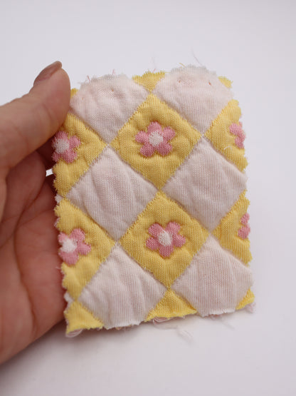 ストレッチ有り！ダイアチェック×花柄中綿キルティングニット｜【生地幅】約127センチ 【混率】表地：ポリエステル56％綿42％｜ドッグウエア・KIDSウエア・雑貨向き｜26AW-222
