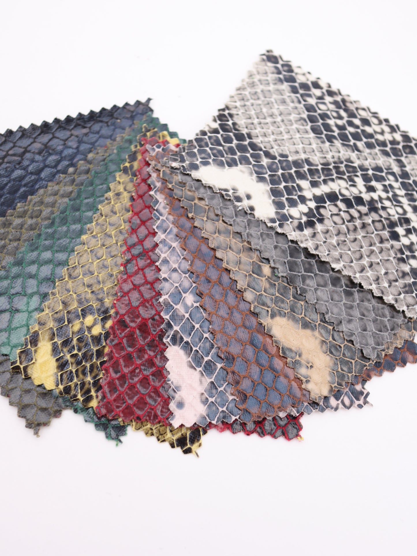 パイソン柄フェイクレザー｜【生地幅】約132センチ 【混率】ポリエステル90％ポリウレタン10％｜ドッグウエア・衣装・雑貨向き｜26AW-230