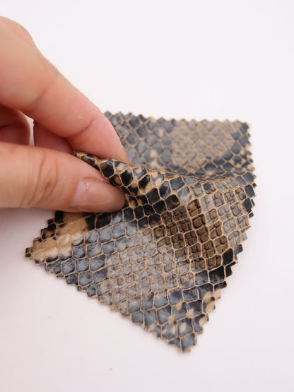 パイソン柄フェイクレザー｜【生地幅】約132センチ 【混率】ポリエステル90％ポリウレタン10％｜ドッグウエア・衣装・雑貨向き｜26AW-230