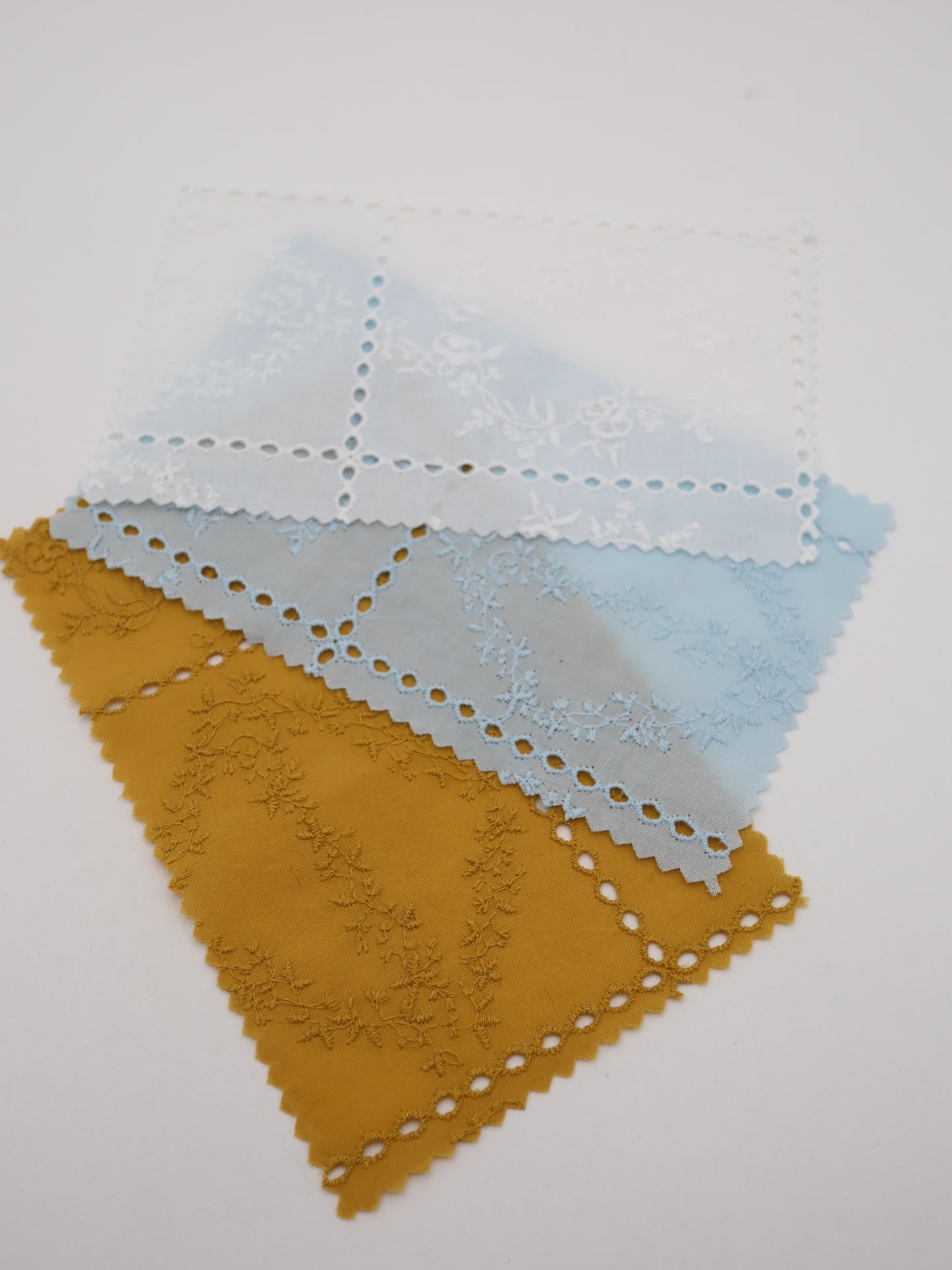 綿100%・パネルフラワー刺繍ローン生地｜【生地幅】約127センチ 【混率】綿100％｜ドッグウエア・KIDSウエア・ブラウス・雑貨向き｜26AW-241