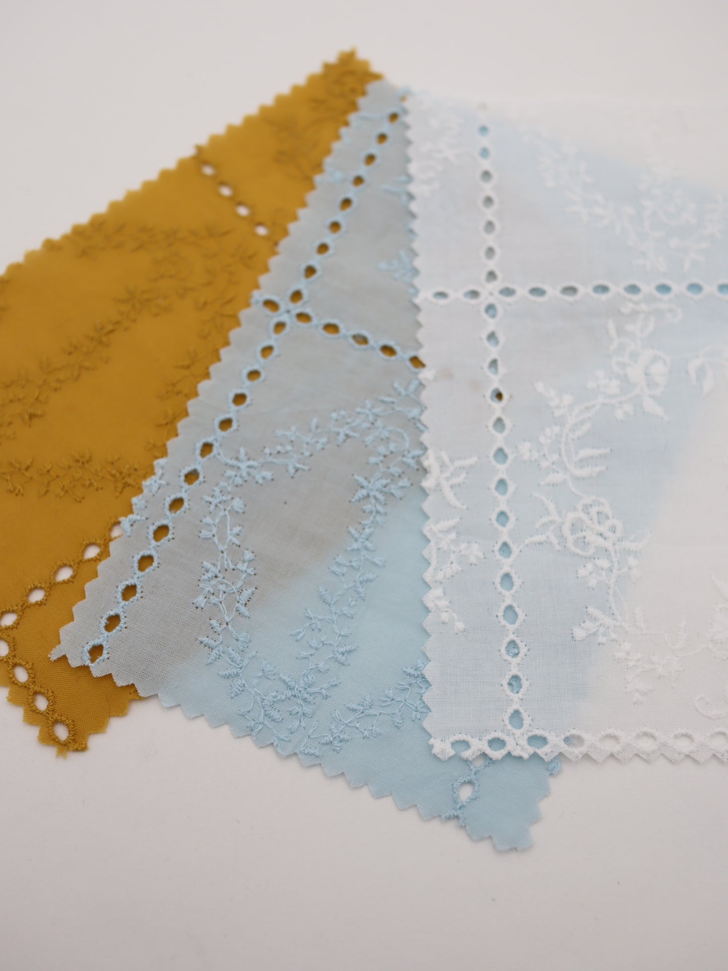 綿100%・パネルフラワー刺繍ローン生地｜【生地幅】約127センチ 【混率】綿100％｜ドッグウエア・KIDSウエア・ブラウス・雑貨向き｜26AW-241