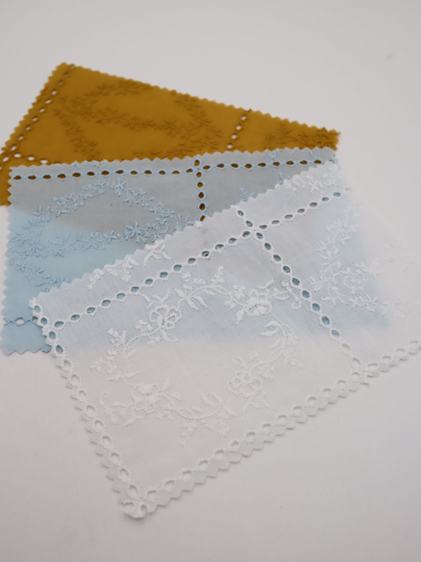 綿100%・パネルフラワー刺繍ローン生地｜【生地幅】約127センチ 【混率】綿100％｜ドッグウエア・KIDSウエア・ブラウス・雑貨向き｜26AW-241