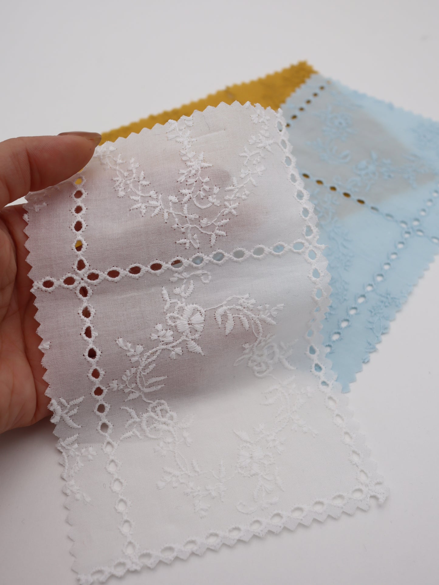 綿100%・パネルフラワー刺繍ローン生地｜【生地幅】約127センチ 【混率】綿100％｜ドッグウエア・KIDSウエア・ブラウス・雑貨向き｜26AW-241