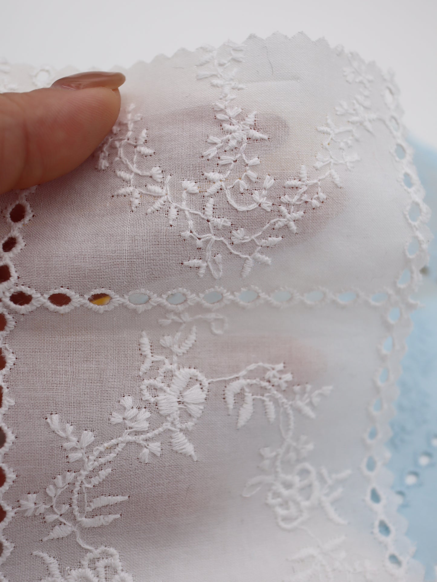 綿100%・パネルフラワー刺繍ローン生地｜【生地幅】約127センチ 【混率】綿100％｜ドッグウエア・KIDSウエア・ブラウス・雑貨向き｜26AW-241