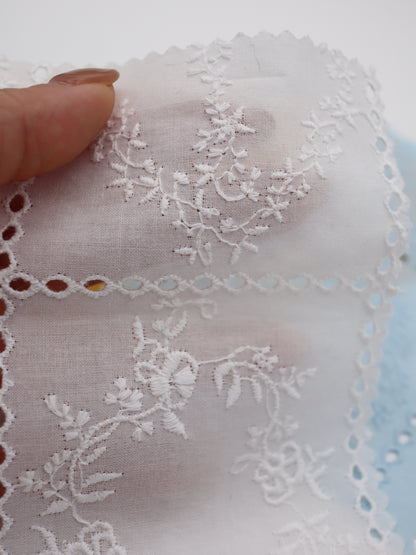 綿100%・パネルフラワー刺繍ローン生地｜【生地幅】約127センチ 【混率】綿100％｜ドッグウエア・KIDSウエア・ブラウス・雑貨向き｜26AW-241