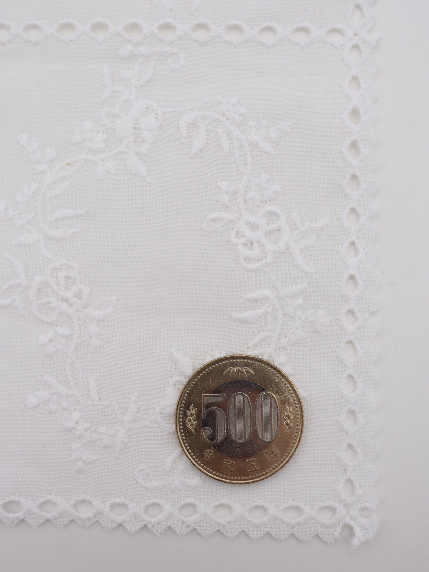 綿100%・パネルフラワー刺繍ローン生地｜【生地幅】約127センチ 【混率】綿100％｜ドッグウエア・KIDSウエア・ブラウス・雑貨向き｜26AW-241