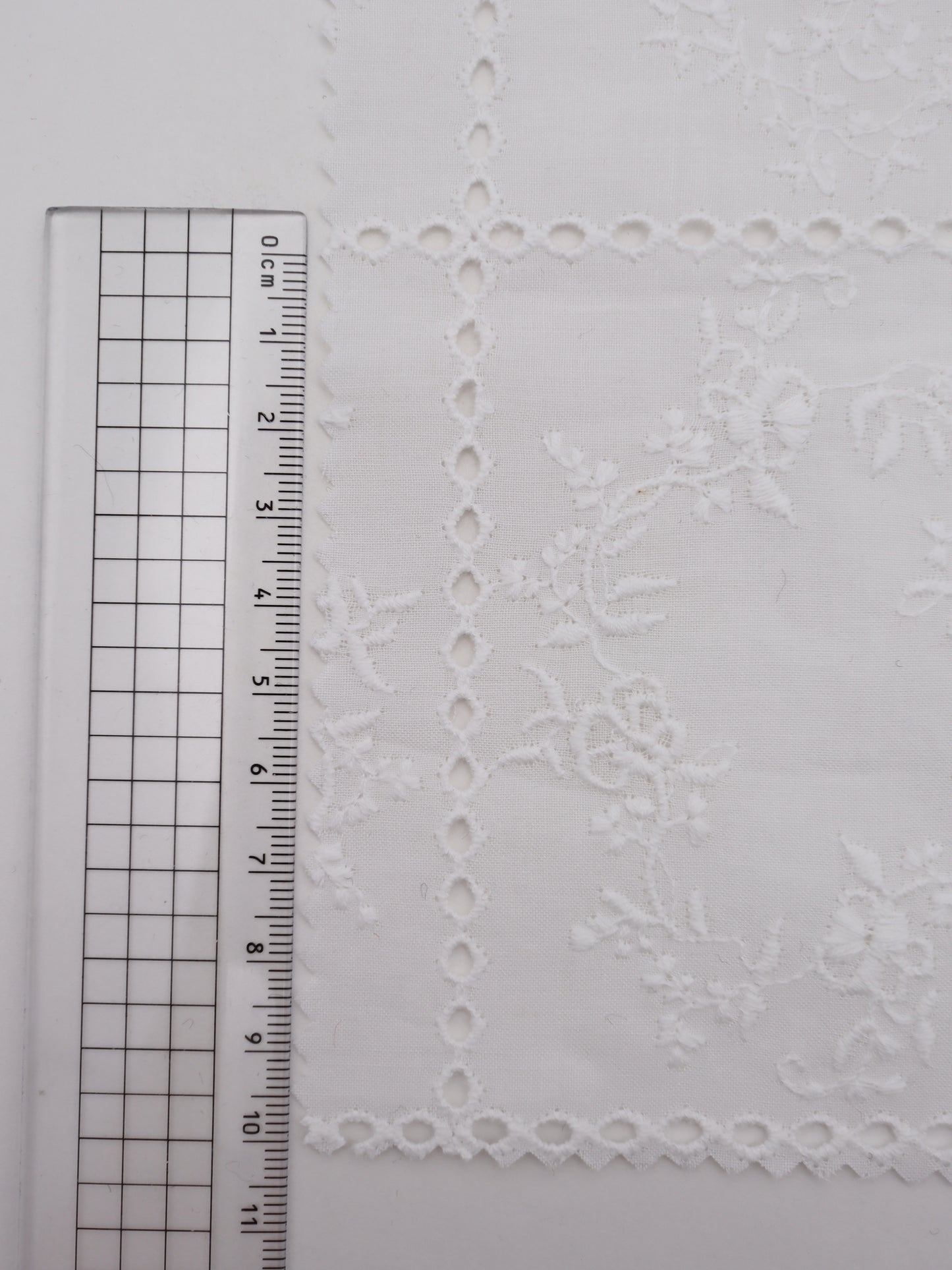 綿100%・パネルフラワー刺繍ローン生地｜【生地幅】約127センチ 【混率】綿100％｜ドッグウエア・KIDSウエア・ブラウス・雑貨向き｜26AW-241