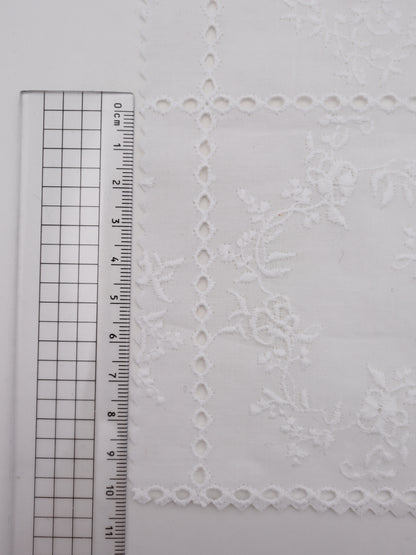 綿100%・パネルフラワー刺繍ローン生地｜【生地幅】約127センチ 【混率】綿100％｜ドッグウエア・KIDSウエア・ブラウス・雑貨向き｜26AW-241