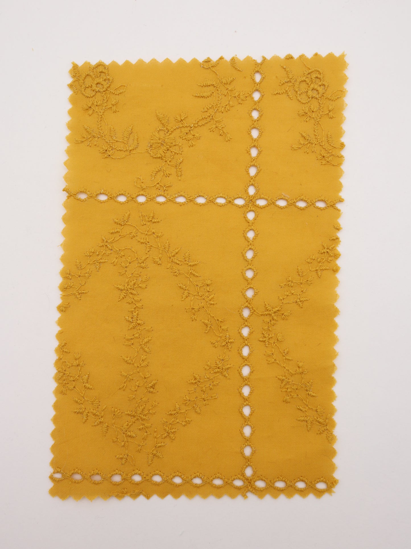 綿100%・パネルフラワー刺繍ローン生地｜【生地幅】約127センチ 【混率】綿100％｜ドッグウエア・KIDSウエア・ブラウス・雑貨向き｜26AW-241