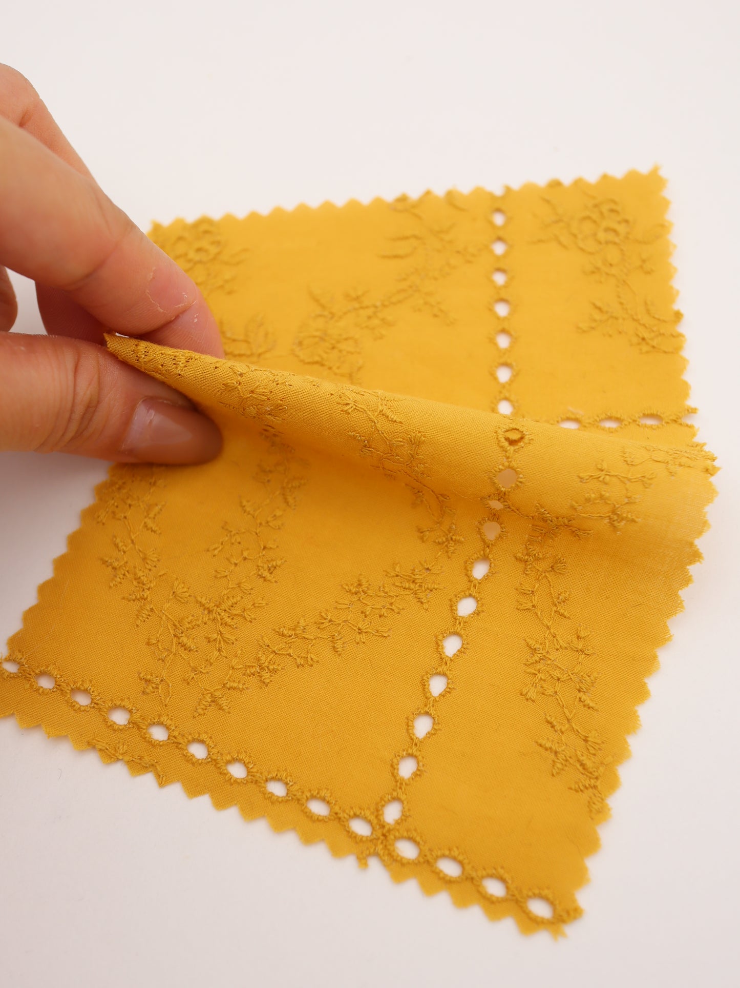 綿100%・パネルフラワー刺繍ローン生地｜【生地幅】約127センチ 【混率】綿100％｜ドッグウエア・KIDSウエア・ブラウス・雑貨向き｜26AW-241