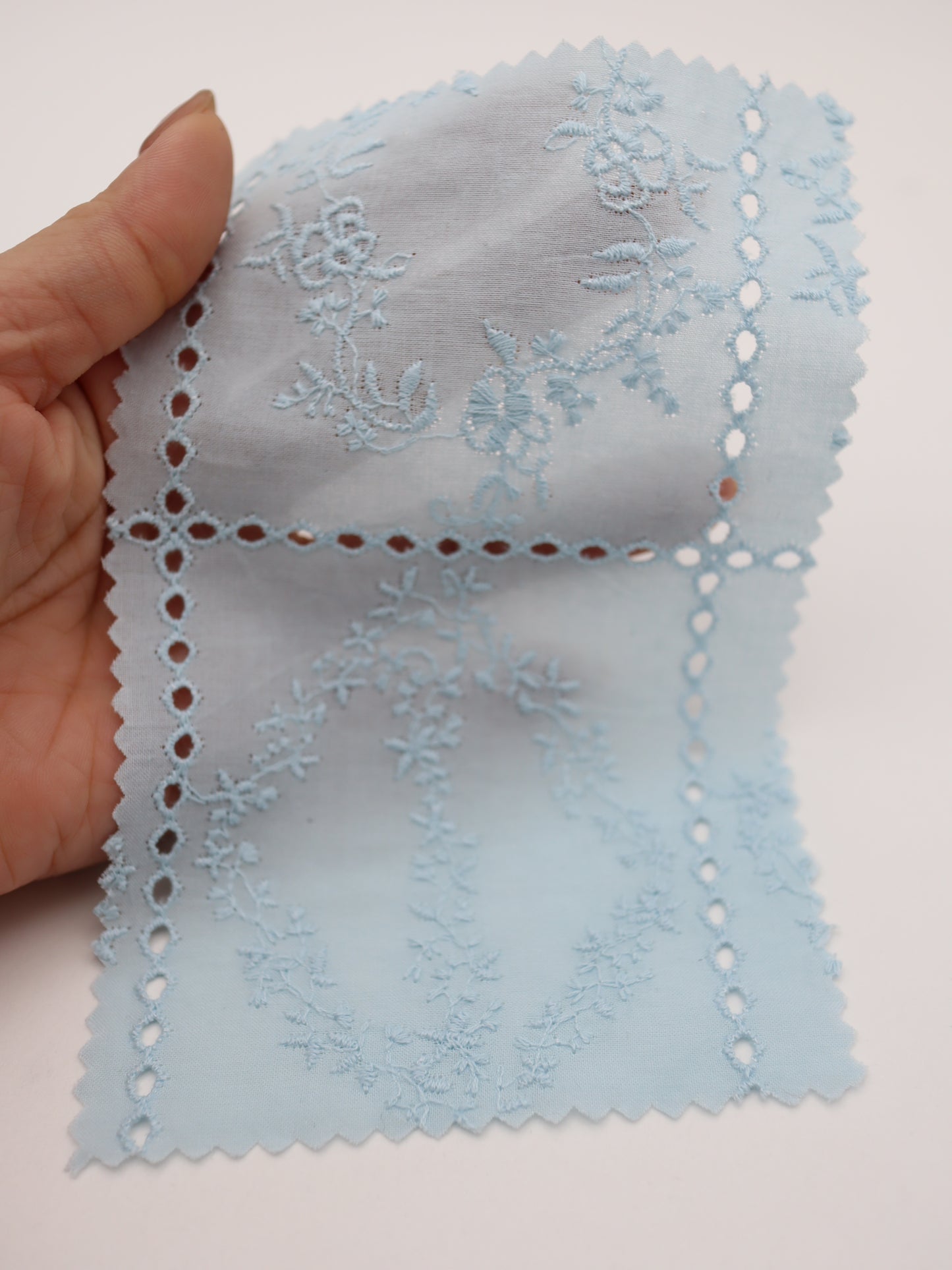 綿100%・パネルフラワー刺繍ローン生地｜【生地幅】約127センチ 【混率】綿100％｜ドッグウエア・KIDSウエア・ブラウス・雑貨向き｜26AW-241