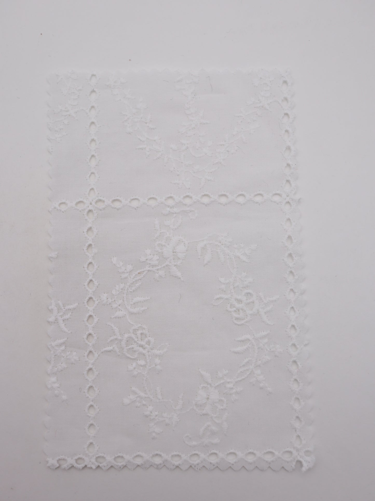 綿100%・パネルフラワー刺繍ローン生地｜【生地幅】約127センチ 【混率】綿100％｜ドッグウエア・KIDSウエア・ブラウス・雑貨向き｜26AW-241