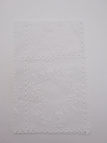 綿100%・パネルフラワー刺繍ローン生地｜【生地幅】約127センチ 【混率】綿100％｜ドッグウエア・KIDSウエア・ブラウス・雑貨向き｜26AW-241