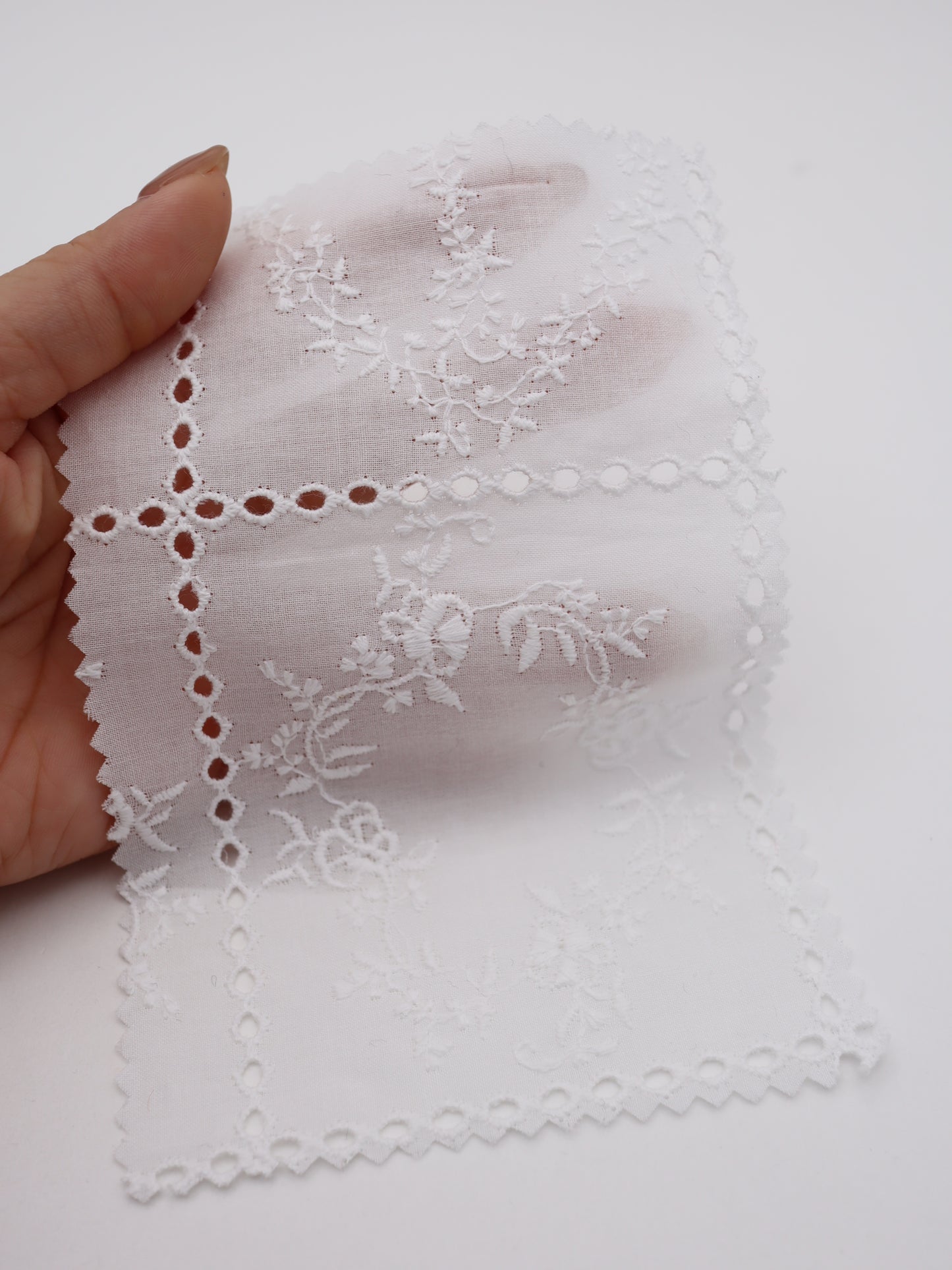 綿100%・パネルフラワー刺繍ローン生地｜【生地幅】約127センチ 【混率】綿100％｜ドッグウエア・KIDSウエア・ブラウス・雑貨向き｜26AW-241