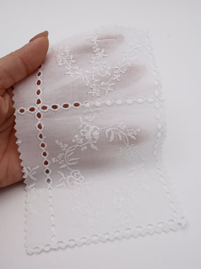 綿100%・パネルフラワー刺繍ローン生地｜【生地幅】約127センチ 【混率】綿100％｜ドッグウエア・KIDSウエア・ブラウス・雑貨向き｜26AW-241