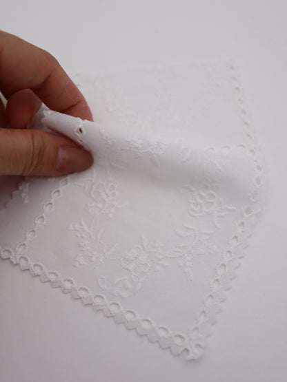 綿100%・パネルフラワー刺繍ローン生地｜【生地幅】約127センチ 【混率】綿100％｜ドッグウエア・KIDSウエア・ブラウス・雑貨向き｜26AW-241