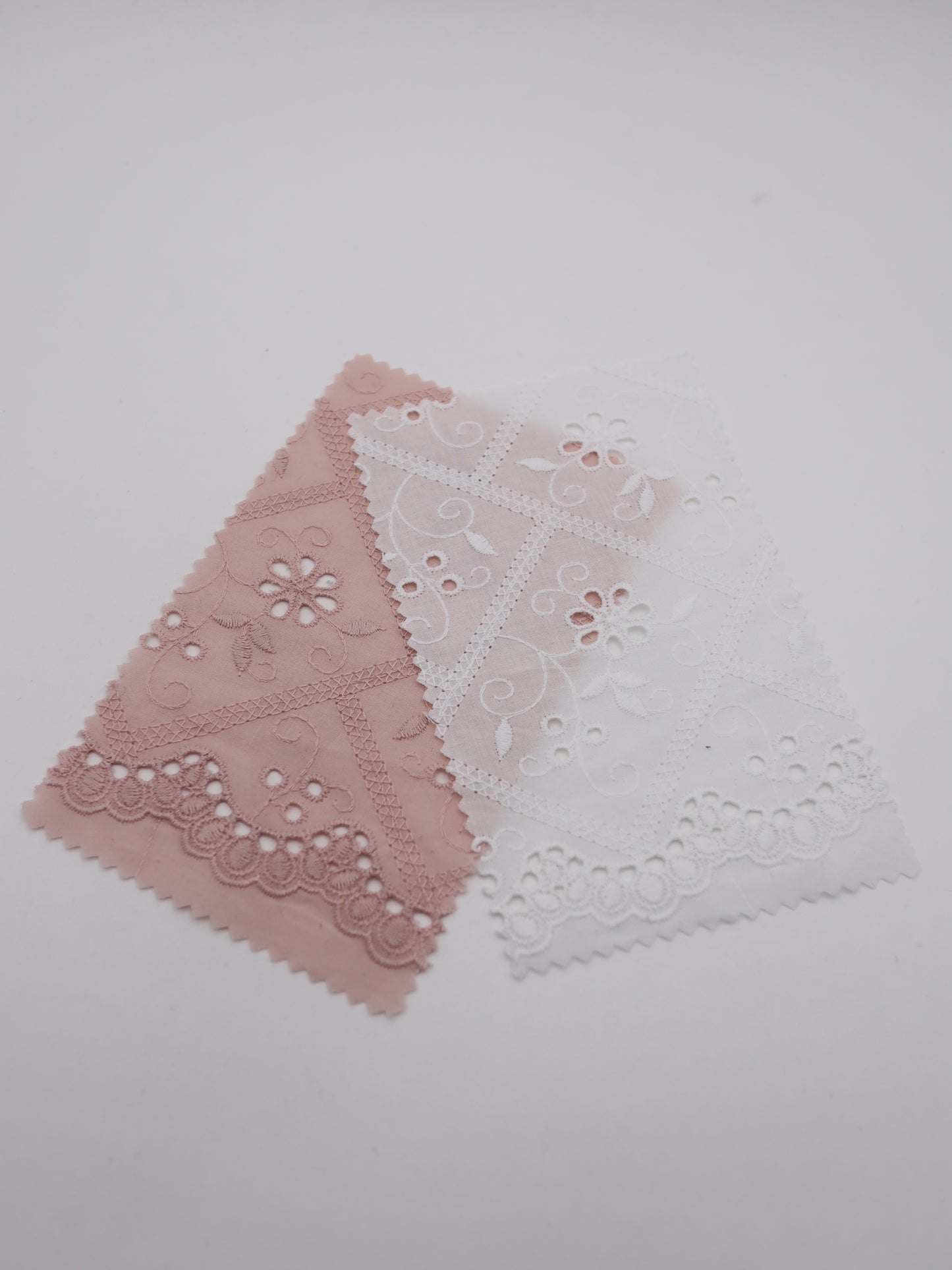 綿100%・スカラップ付きパネルフラワー刺繍ローン生地｜【生地幅】約127センチ 【混率】綿100％｜ドッグウエア・KIDSウエア・ブラウス・雑貨向き｜26AW-239