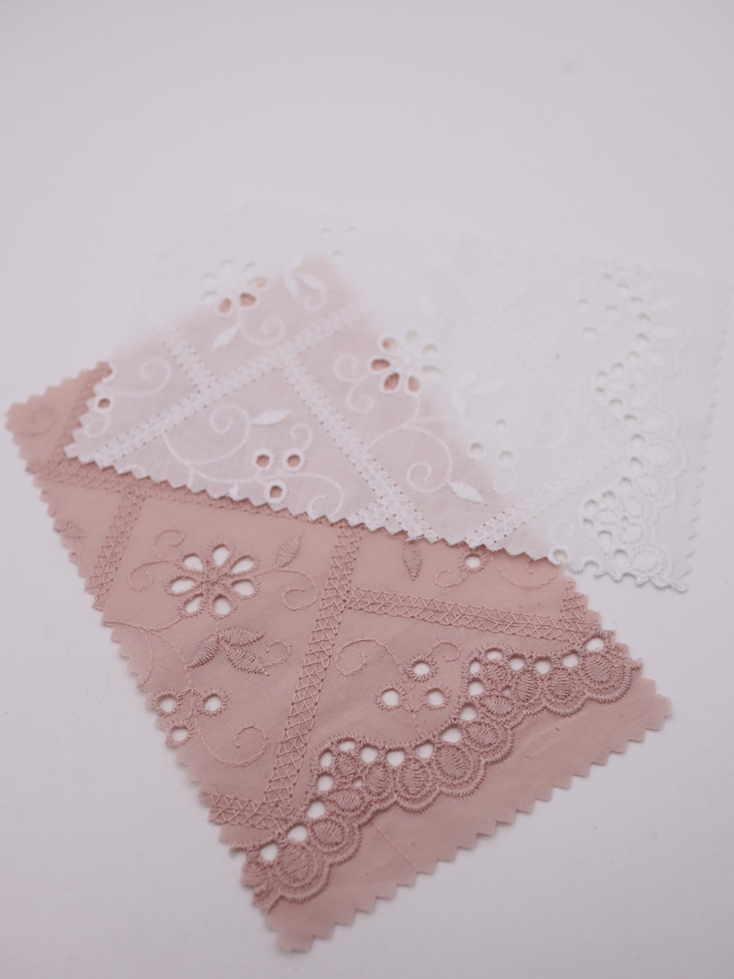 綿100%・スカラップ付きパネルフラワー刺繍ローン生地｜【生地幅】約127センチ 【混率】綿100％｜ドッグウエア・KIDSウエア・ブラウス・雑貨向き｜26AW-239