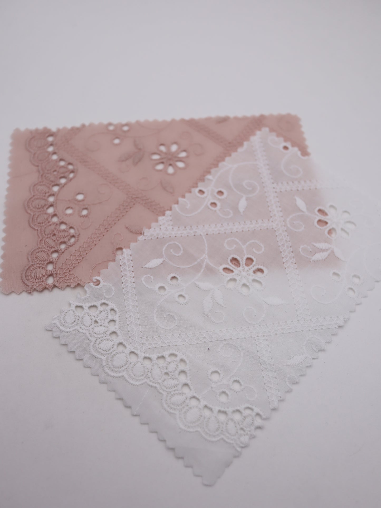 綿100%・スカラップ付きパネルフラワー刺繍ローン生地｜【生地幅】約127センチ 【混率】綿100％｜ドッグウエア・KIDSウエア・ブラウス・雑貨向き｜26AW-239