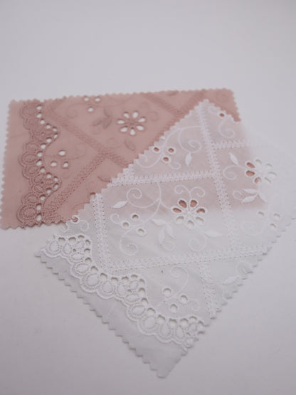 綿100%・スカラップ付きパネルフラワー刺繍ローン生地｜【生地幅】約127センチ 【混率】綿100％｜ドッグウエア・KIDSウエア・ブラウス・雑貨向き｜26AW-239