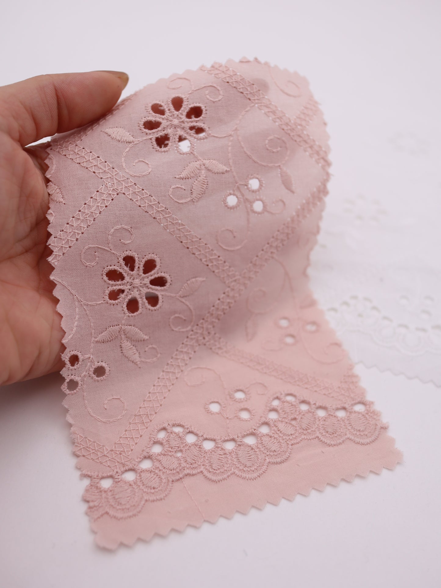 綿100%・スカラップ付きパネルフラワー刺繍ローン生地｜【生地幅】約127センチ 【混率】綿100％｜ドッグウエア・KIDSウエア・ブラウス・雑貨向き｜26AW-239