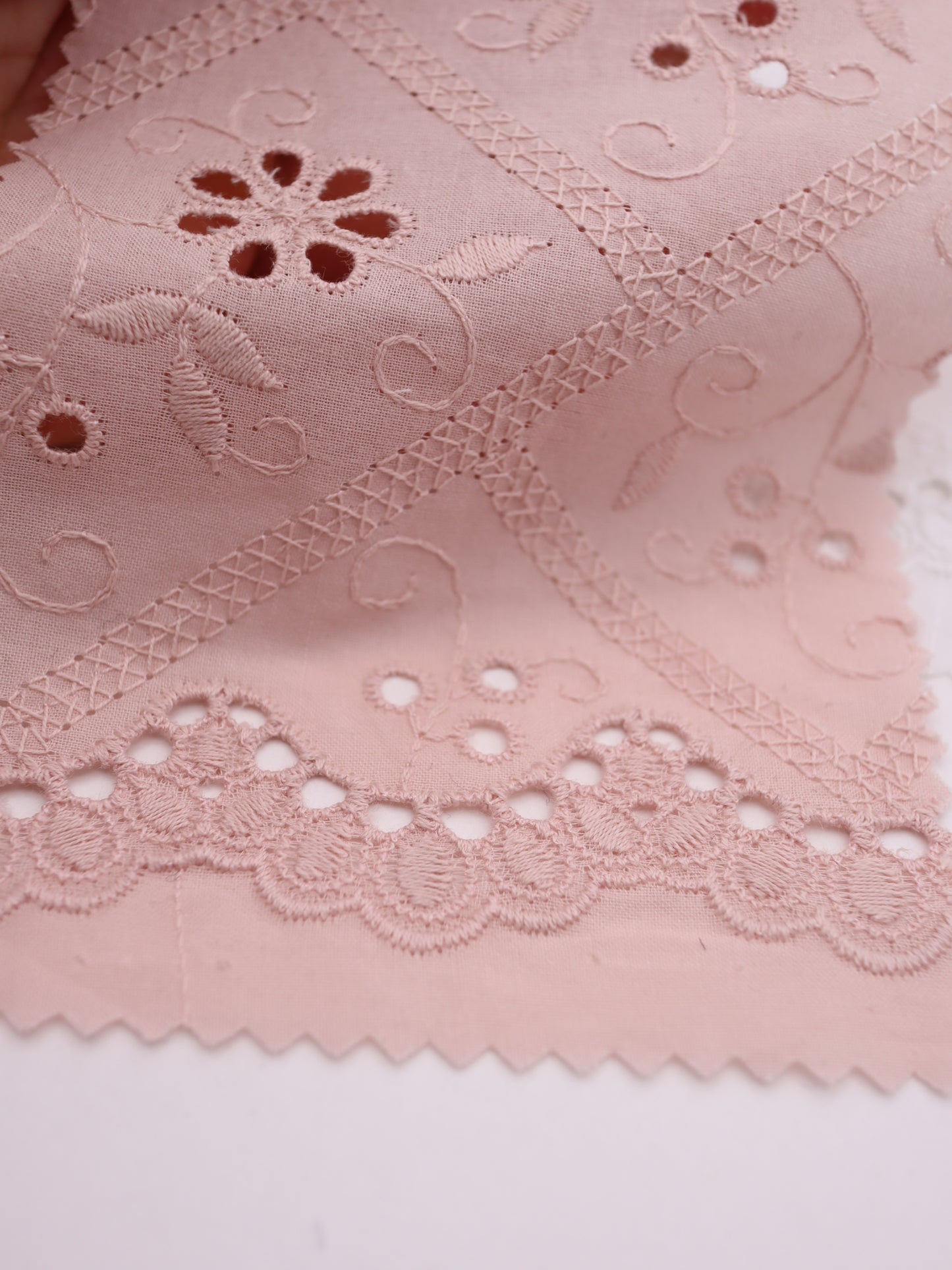 綿100%・スカラップ付きパネルフラワー刺繍ローン生地｜【生地幅】約127センチ 【混率】綿100％｜ドッグウエア・KIDSウエア・ブラウス・雑貨向き｜26AW-239