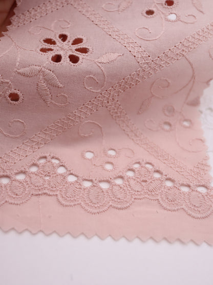 綿100%・スカラップ付きパネルフラワー刺繍ローン生地｜【生地幅】約127センチ 【混率】綿100％｜ドッグウエア・KIDSウエア・ブラウス・雑貨向き｜26AW-239